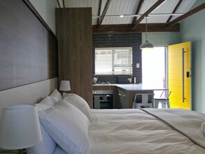 Estudio empresarial, 1 cama Queen size, patio, vista al jardín | Decoración personalizada y muebles diferentes