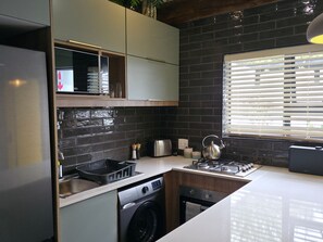 Business Studio, 1 Queen Bed, Patio, Garden View | Private kitchen - Leipoldt Self-Catering Accommodation (Secunda)