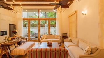 Villa Deluxe, balcone, vista giardino | Area soggiorno