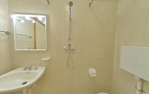 A bathroom with a sink, mirror, shower, and toilet. - Cozy Nest for two Near the Beach (Lignano Sabbiadoro)