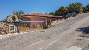 Property grounds - Cozy apartment of 60 sqm of a villa located on the first floor (some steps to access), perfect for 4 people.The location is fabulous, we are in a quiet residential neighborhood just 160 meters from La Conia Beach, area served by all the main services: ba (OlBia Tempio)