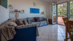 Living area - Cozy apartment of 60 sqm of a villa located on the first floor (some steps to access), perfect for 4 people.The location is fabulous, we are in a quiet residential neighborhood just 160 meters from La Conia Beach, area served by all the main services: ba (OlBia Tempio)