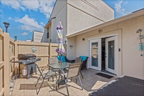 Outdoor dining - Sleeps 10, 4 Pools, Mini-golf Fun + Free Tickets: Dolphin Cruise & More! (Panama City Beach)