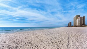Beach nearby - Sleeps 10, 4 Pools, Mini-golf Fun + Free Tickets: Dolphin Cruise & More! (Panama City Beach)