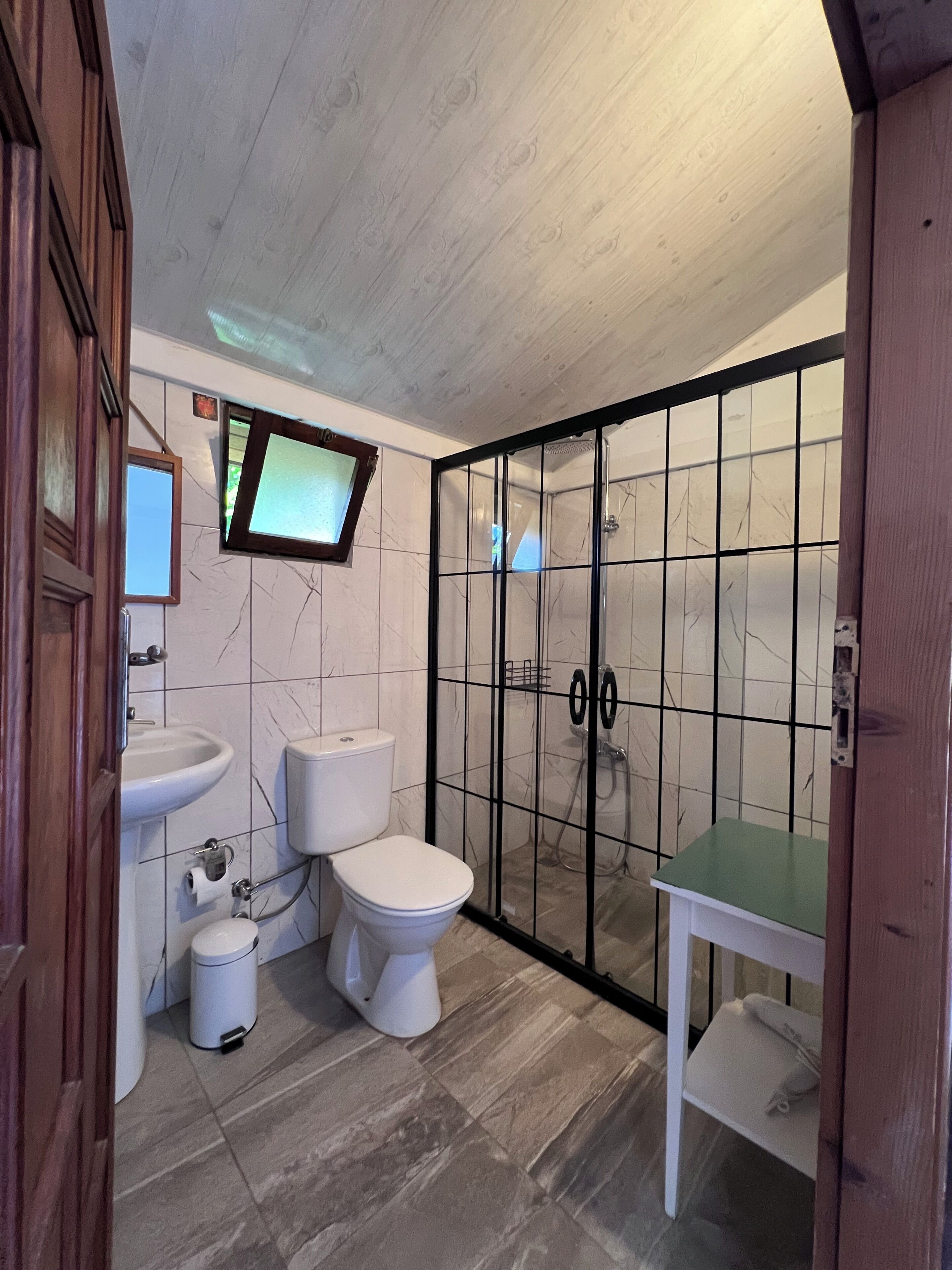 Økonomi-tremannshytte, hageutsikt | Bad