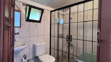 Økonomi-tremannshytte, hageutsikt | Bad