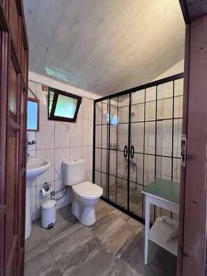 Økonomi-tremannshytte, hageutsikt | Bad