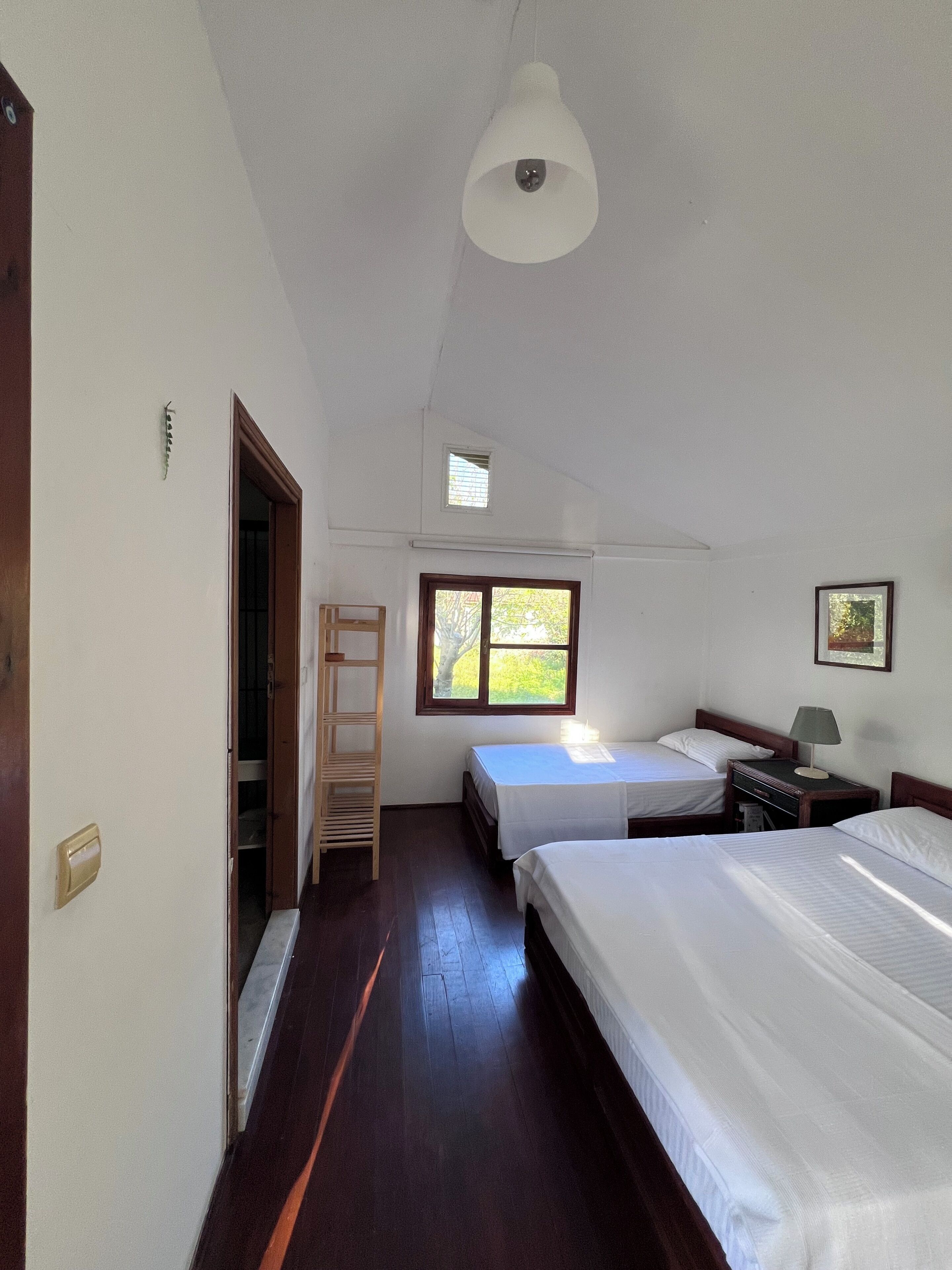 Økonomi-tremannshytte, hageutsikt