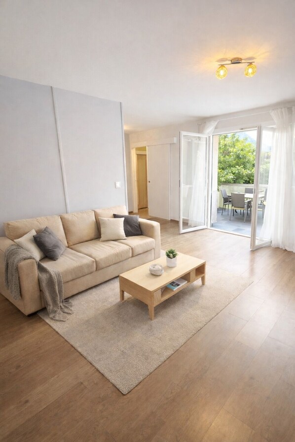 Living area - Vrbo Property (Les Sables-d'Olonne)