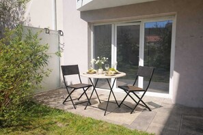 Outdoor dining - Vrbo Property (Les Sables-d'Olonne)