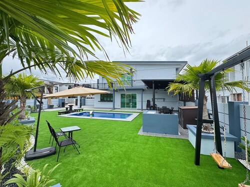 Homestay with Private Swimming Pool, 15 minutes away from CIQ !!