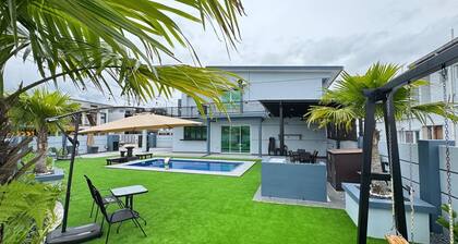 Homestay with Private Swimming Pool, 15 minutes away from CIQ !!