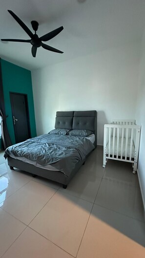 Room - Homestay with Private Swimming Pool, 15 minutes away from CIQ !! (Masai)