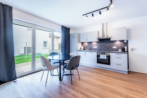 Réfrigérateur, un four, surface de cuisson, lave-vaisselle