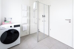 Eco-friendly toiletries, hair dryer, towels, soap - Tonirooms 2-room apartment "Kingfisher" (Straubing)