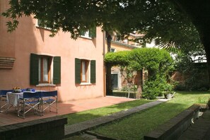 Outdoor dining - Apartment with beautiful garden 5 minutes from Santa Lucia station (Venezia)