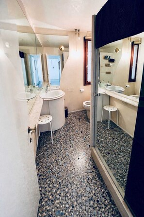 Shower, hair dryer, bidet, towels - Apartment with beautiful garden 5 minutes from Santa Lucia station (Venezia)