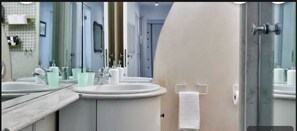Bathroom - Vrbo Property (Venezia)