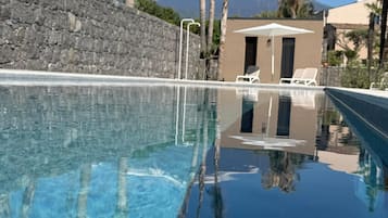 Außenpool, geöffnet von 08:00 Uhr bis 19:00 Uhr, Sonnenschirme