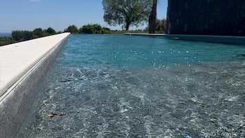 Piscina all'aperto, ombrelloni da piscina, lettini