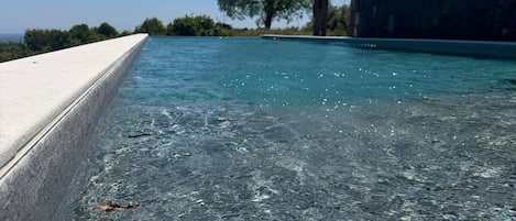 Außenpool, geöffnet von 08:00 Uhr bis 19:00 Uhr, Sonnenschirme