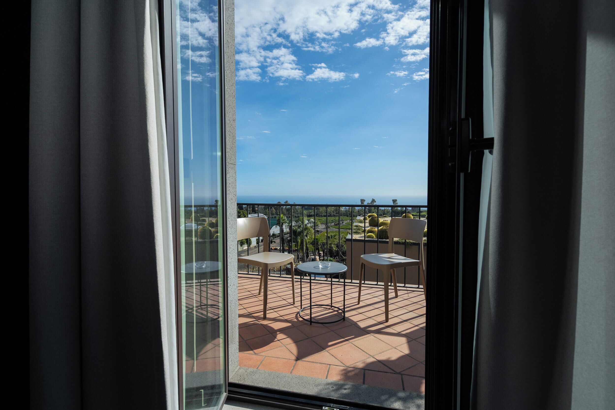 Deluxe Room, Balcony, Sea View | Interior