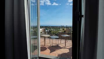 Deluxe Room, Balcony, Sea View | Interior