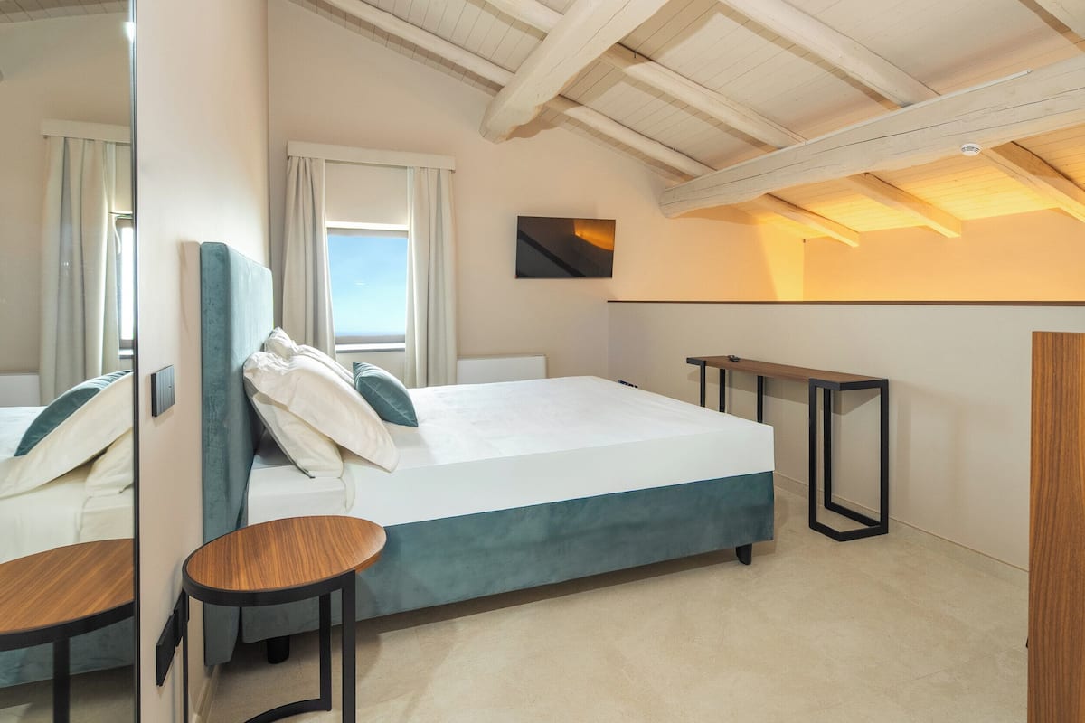 Junior Suite, Partial Sea View