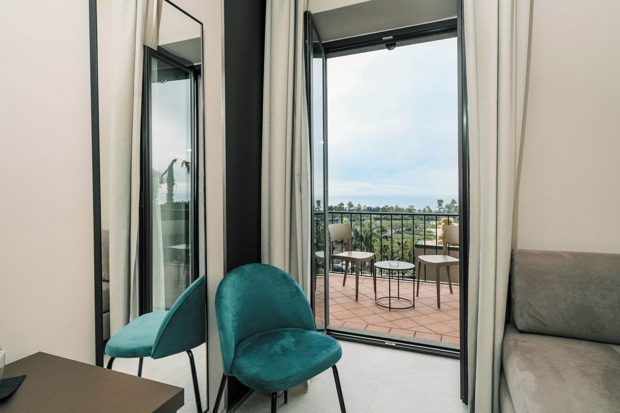 Chambre Triple Deluxe, balcon, vue mer | Coin séjour