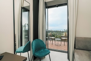 Deluxe Triple Room, Balcony, Sea View | Living area