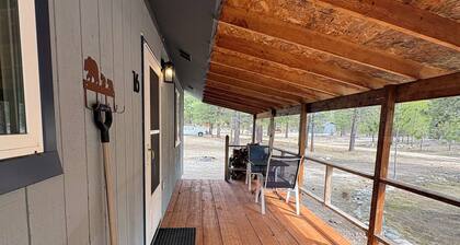2-bedroom cabin in quaint Lowman for a relaxing stay