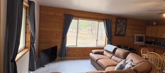 2-bedroom cabin in quaint Lowman for a relaxing stay