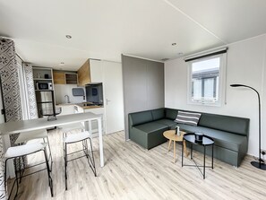 Interior - Comfort mobile home, parking - 4 guests, city center (Jullouville)
