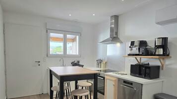 Fridge, microwave, dishwasher, coffee/tea maker
