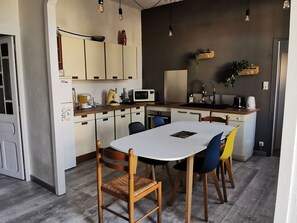 Frigorífico, microondas, horno y placa de cocina