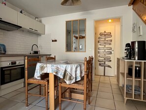 Coffee/tea maker, fridge, microwave, stovetop - House near the beach - 4 guests (La Palmyre)