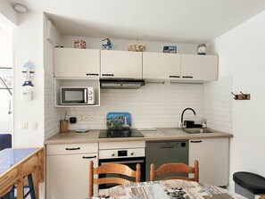 Køleskab, mikrobølgeovn, kogeplade, opvaskemaskine