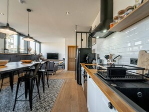 Frigorífico, horno, lavavajillas y cafetera o tetera
