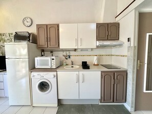 Frigorífico, microondas, placa de cocina y cafetera o tetera
