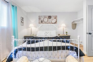 1 bedroom, desk, iron/ironing board, travel crib - Oasis away (Edmonton)