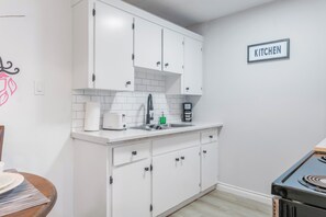 Fridge, microwave, oven, stovetop - Oasis away (Edmonton)