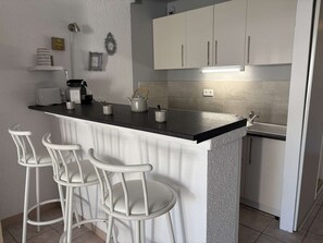 Fridge, microwave, stovetop, dishwasher - Studio with AC and terrace - 4 guests (Port Camargue)