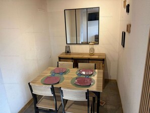 Dining - Top-floor tranquil apartment - 5 guests (Narbonne)