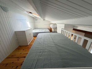 Ein Schlafzimmer mit einem großen Bett, einem Schminktisch und einem Fenster.