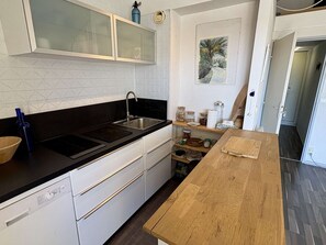 Fridge, microwave, dishwasher - Bright apartment, port view - 4 guests (Gruissan)