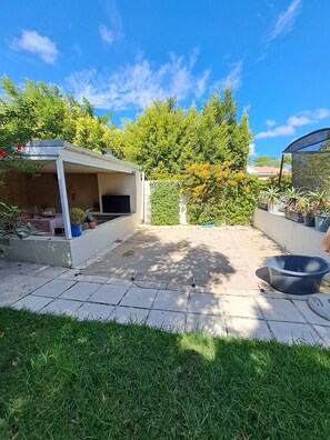 Property grounds - 2-bedroom, pet friendly,  pool, in family friendly Cape Town neighborhood (Cape Town)