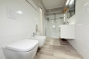 Regadera, bidet, toallas 