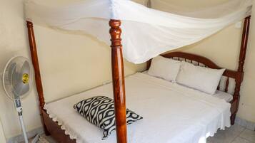 Double Room, 1 Queen Bed, Private Bathroom | Desk, free WiFi