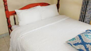 Double Room, 1 Queen Bed, Private Bathroom | Desk, free WiFi