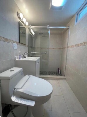 Bathroom - Welcoming studio in Bronx perfect for your city getaway (Bronx)
